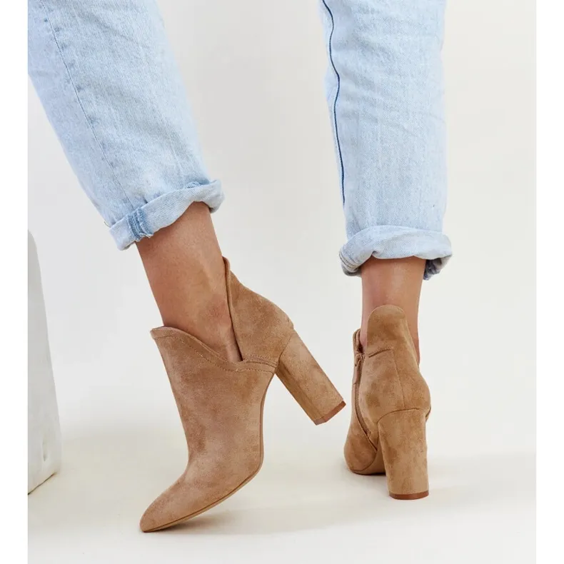 Bottines asymétriques à talons hauts beige foncé par Taylan