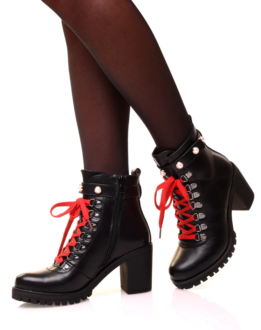 Bottines noire à talon et à lacet rouge