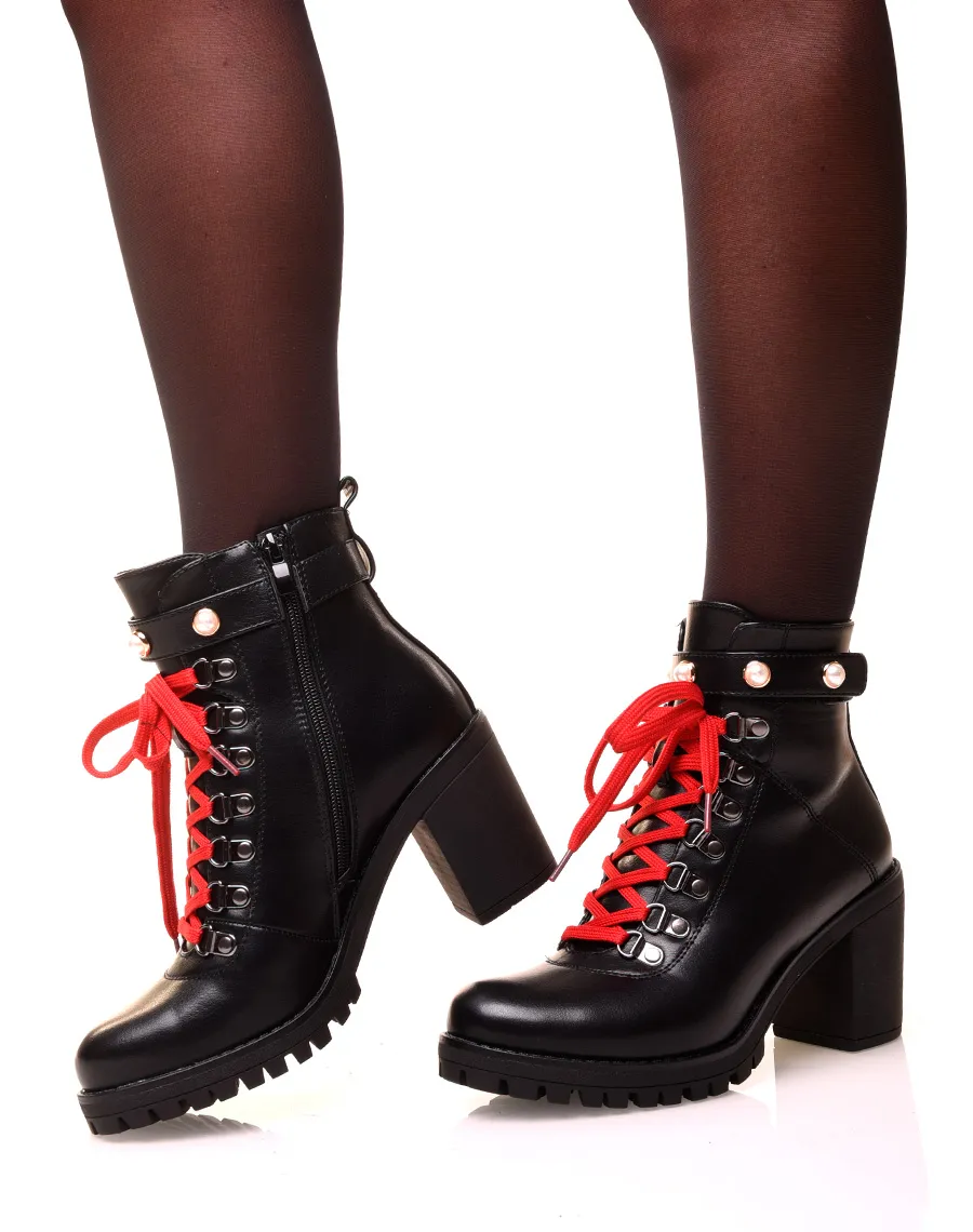 Bottines noire à talon et à lacet rouge