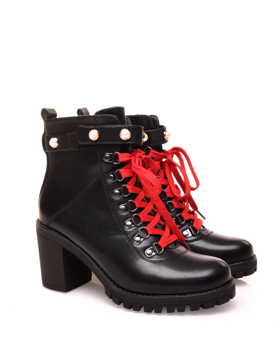 Bottines noire à talon et à lacet rouge