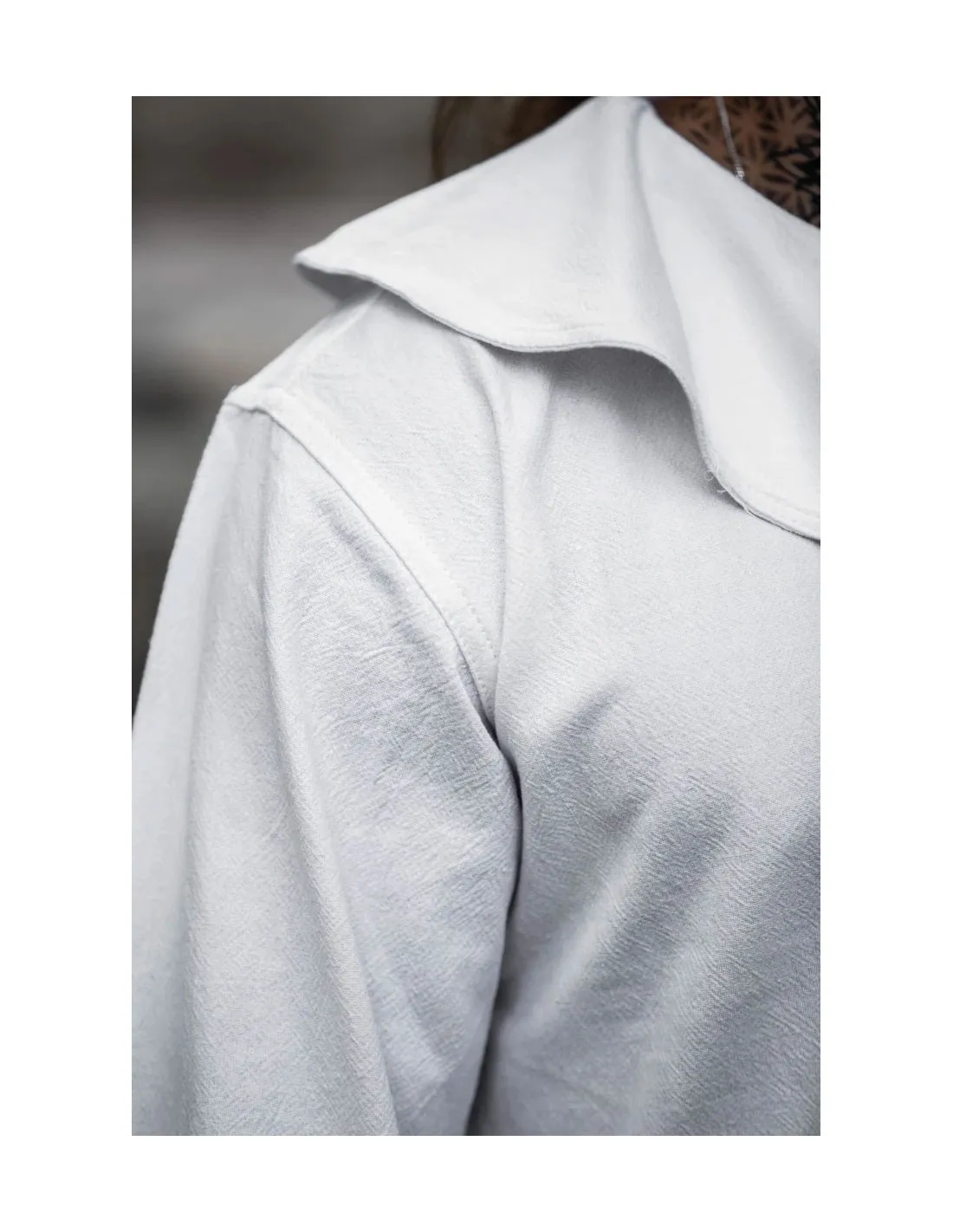 Chemise médiévale à col modèle Athos, couleur blanche ⚔️ Boutique Épées