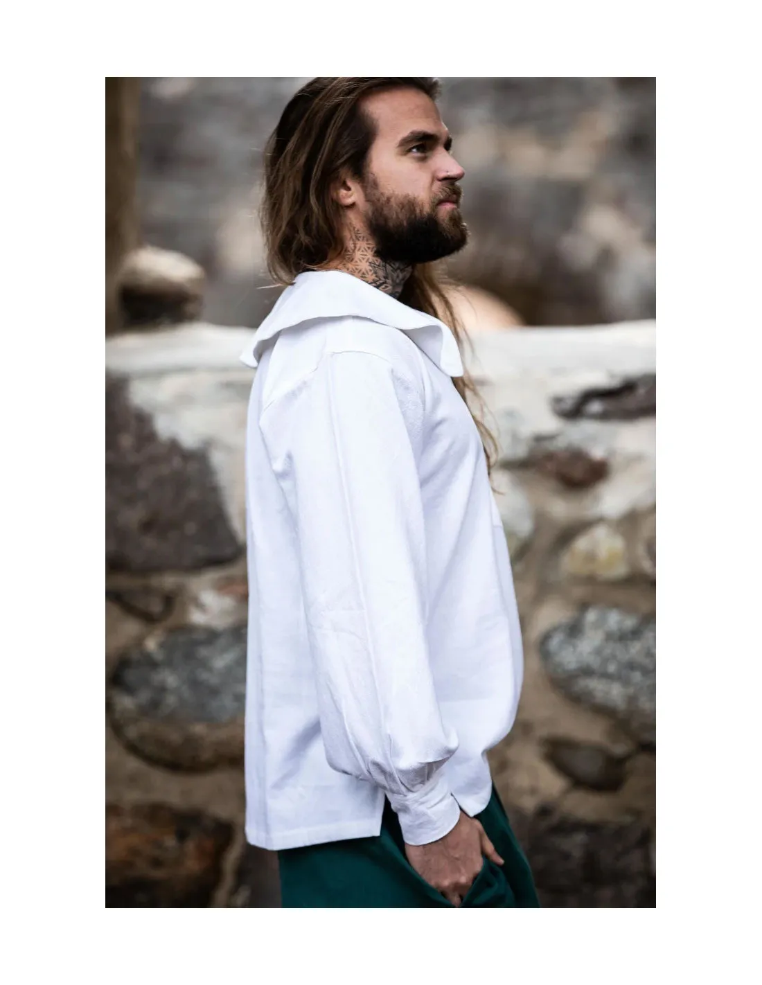 Chemise médiévale à col modèle Athos, couleur blanche ⚔️ Boutique Épées