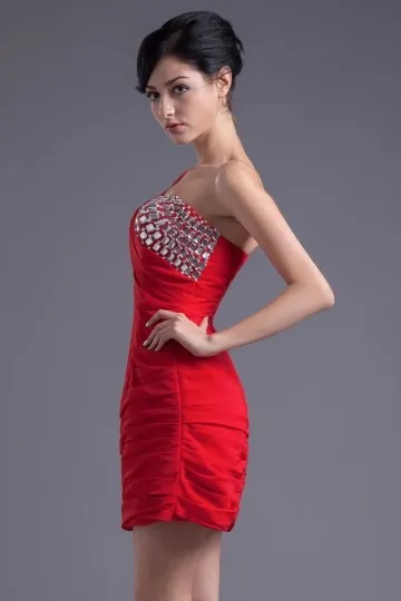 Chic robe cocktail rouge bustier asymétrique moulante strassée en taffetas