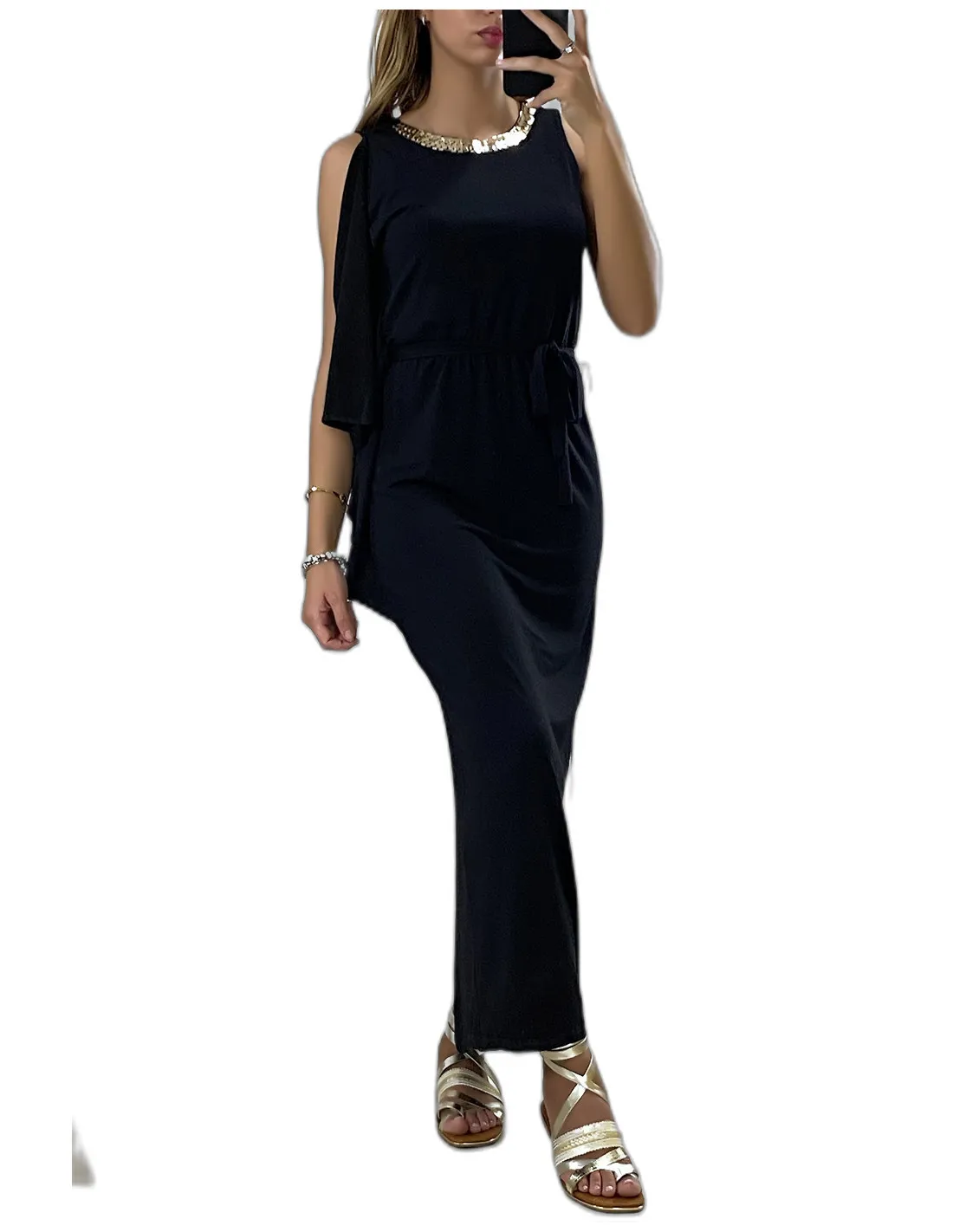 Longue robe noir avec volant sur une manche et accessoire doré au col