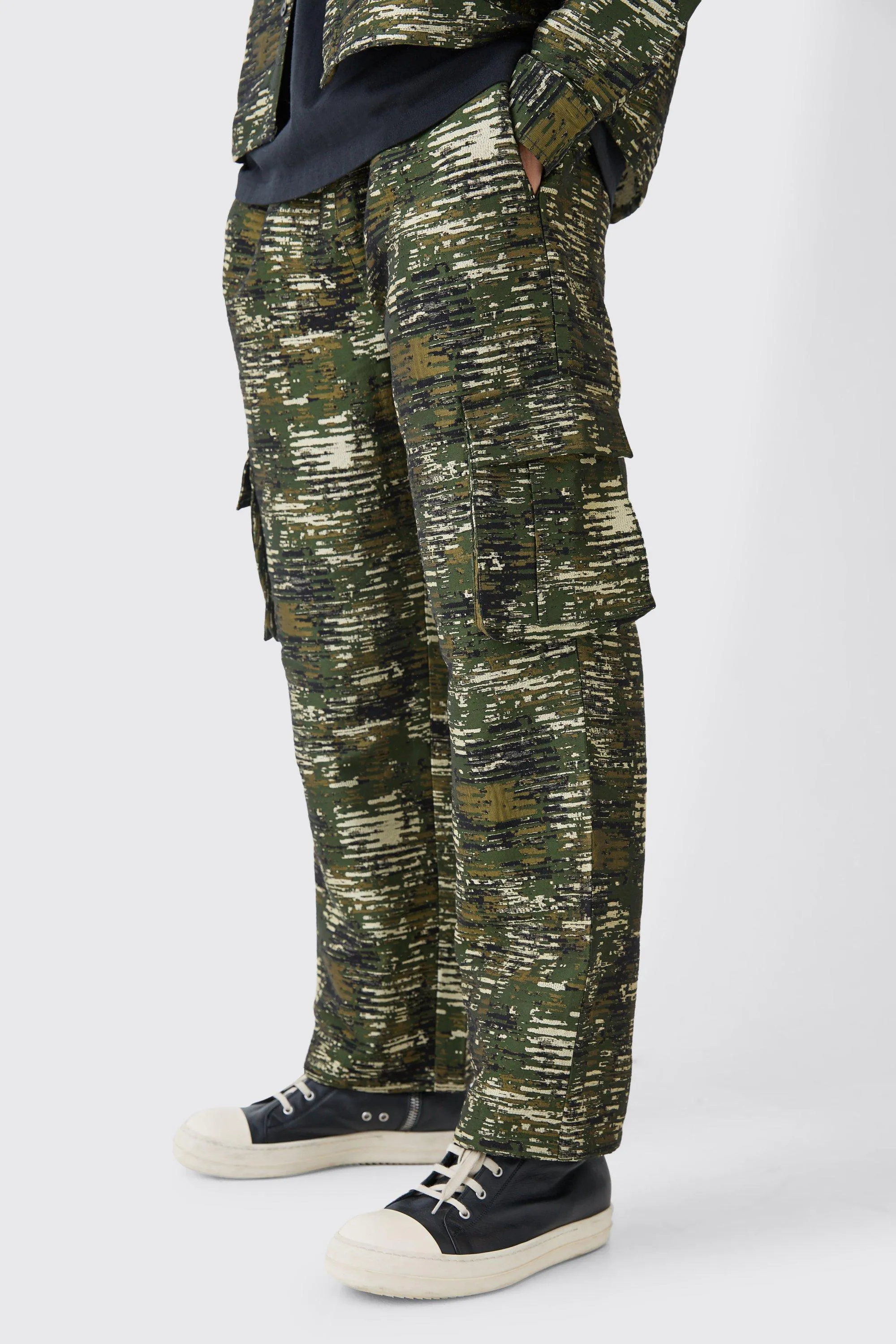 Pantalon cargo large texturé à imprimé camouflage