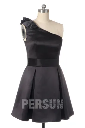 Petite robe noire asymétrique en satin ligne A pour cocktail