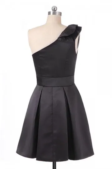 Petite robe noire asymétrique en satin ligne A pour cocktail