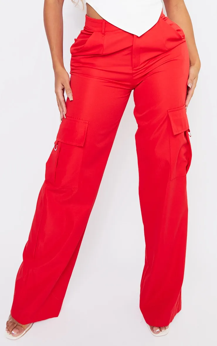 PRETTYLITTLETHING Shape Pantalon large style cargo rouge à détail boucles