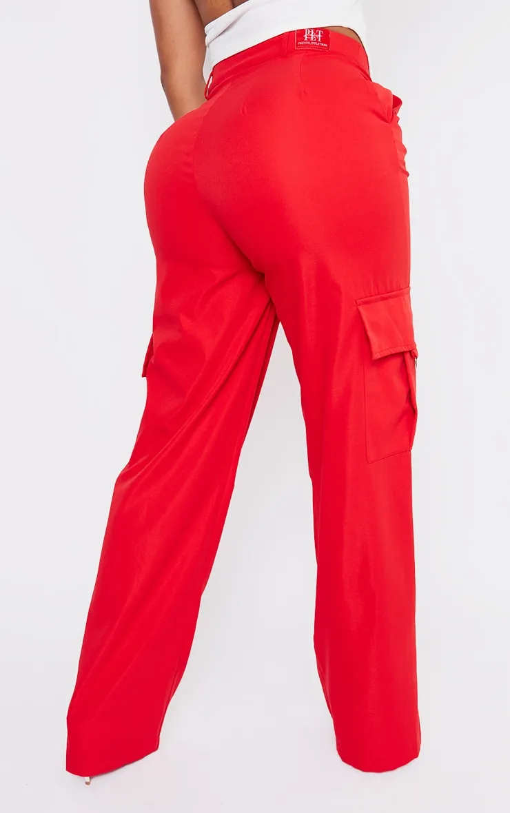 PRETTYLITTLETHING Shape Pantalon large style cargo rouge à détail boucles