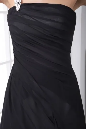 Robe chic cocktail noire asymétrique moulante drapée pour mariage