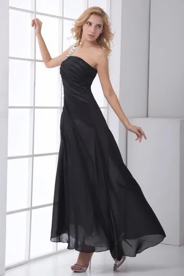 Robe chic cocktail noire asymétrique moulante drapée pour mariage