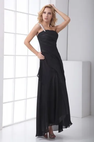 Robe chic cocktail noire asymétrique moulante drapée pour mariage