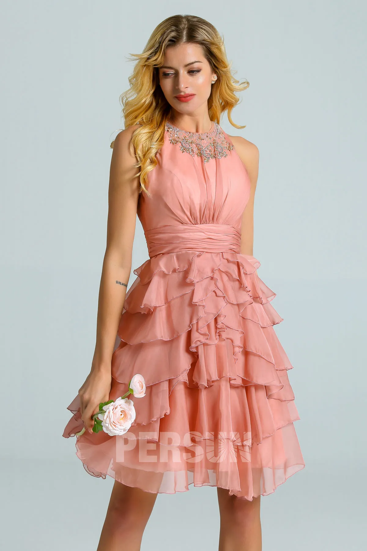 Robe cocktail courte rose saumon à dos ouvert jupe volants