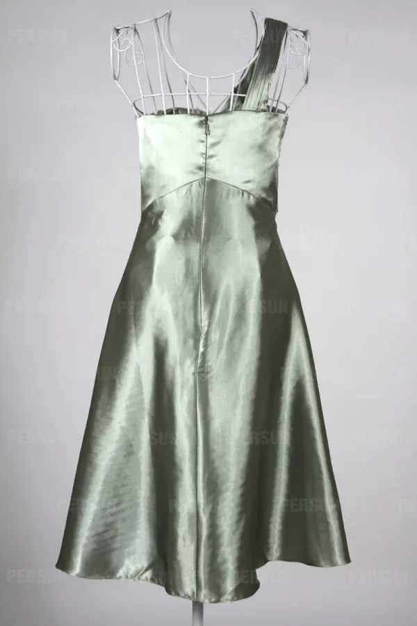 Robe de cocktail ruchée verte asymétrique pour silhouette A