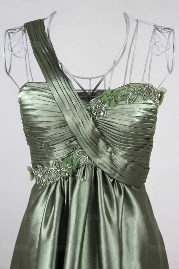 Robe de cocktail ruchée verte asymétrique pour silhouette A