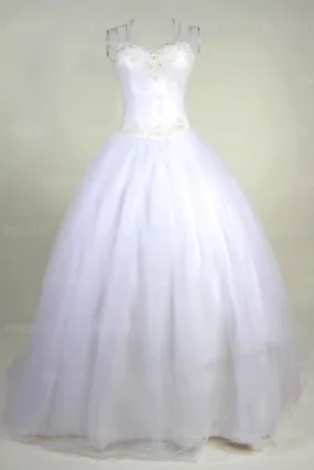 Robe de mariée en dentelle en tulle pour silhouette A décolletée en coeur ornée de bijoux