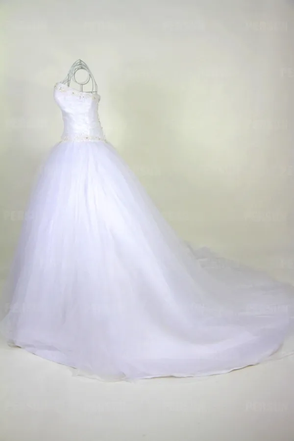 Robe de mariée en dentelle en tulle pour silhouette A décolletée en coeur ornée de bijoux