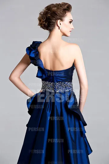 Robe fourreau bleu pour cocktail asymétrique orné de strass à traîne détachable