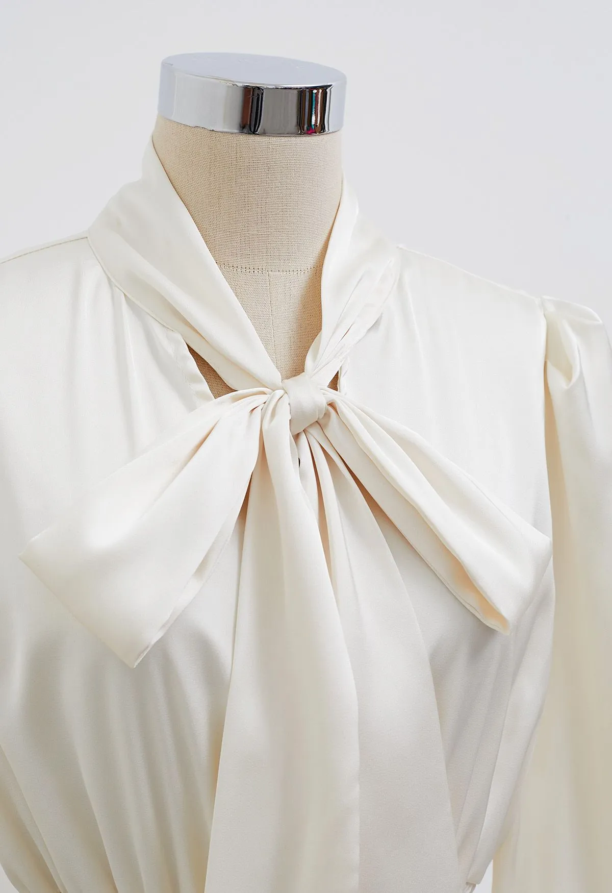 Robe midi en satin à taille froncée et nœud papillon en ivoire