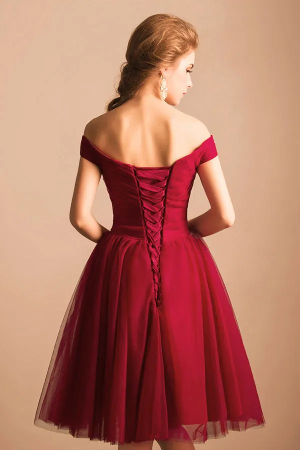 Robe rouge foncé courte pour cocktail de mariage avec épaule dégagée