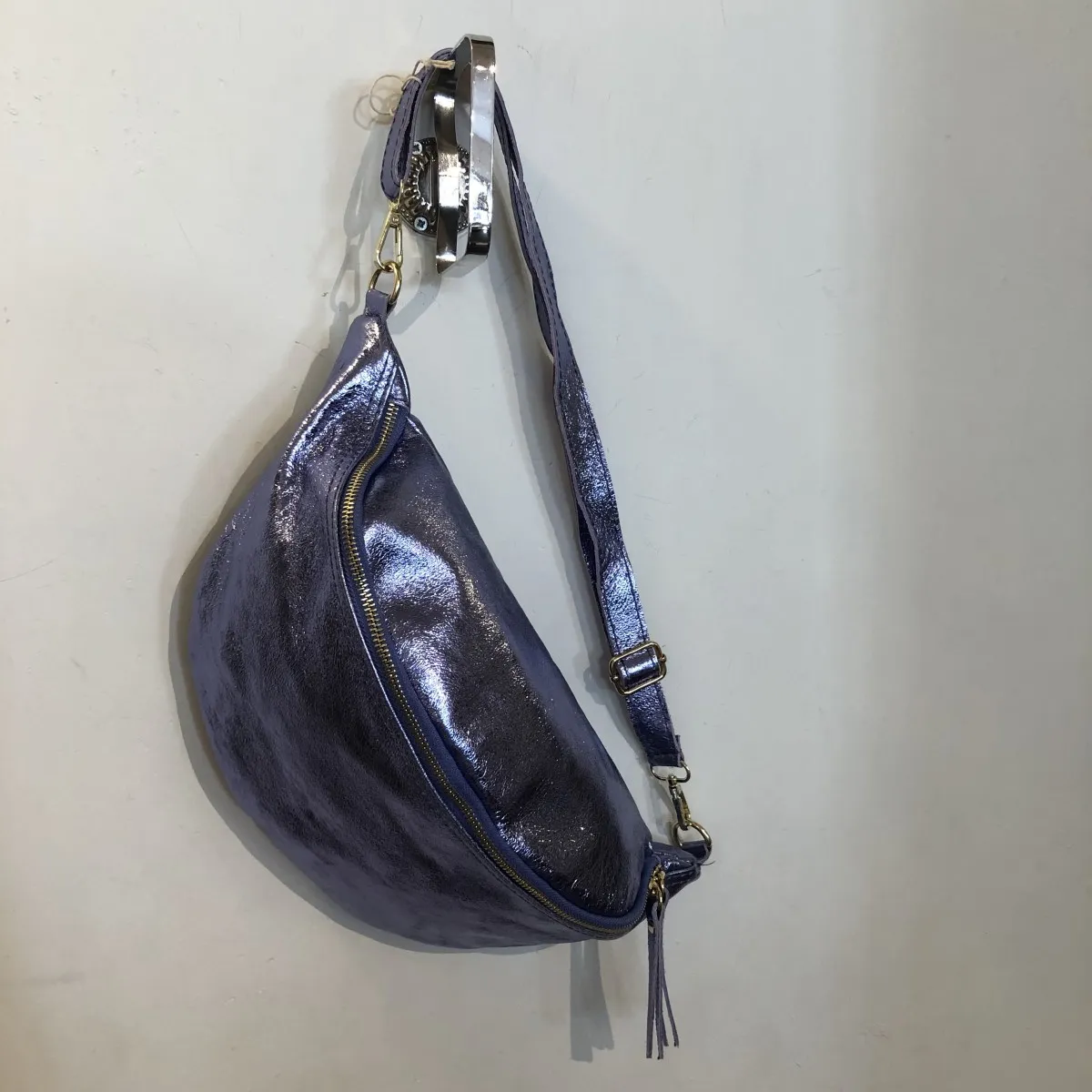 Sac banane XL en cuir métallisé lila