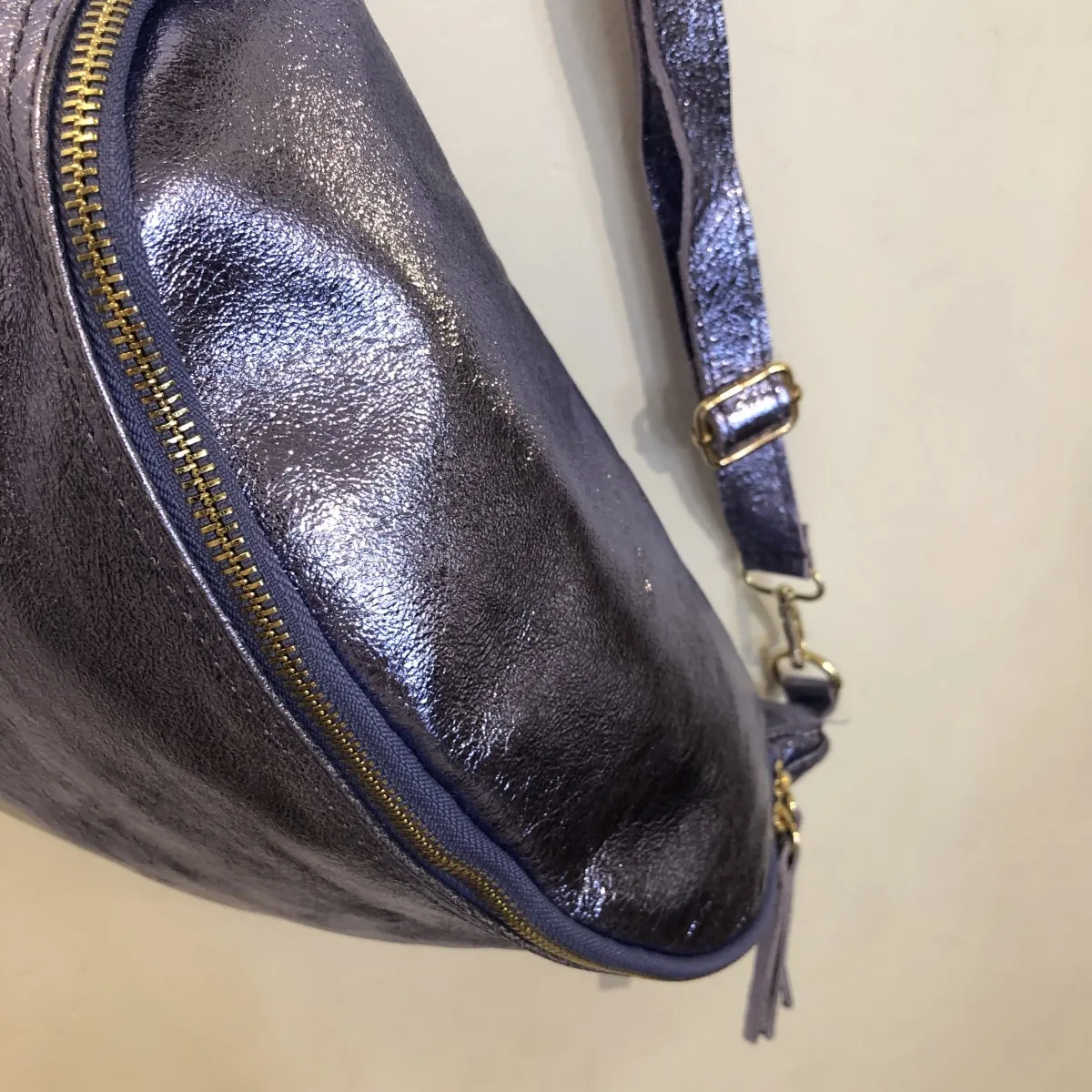 Sac banane XL en cuir métallisé lila