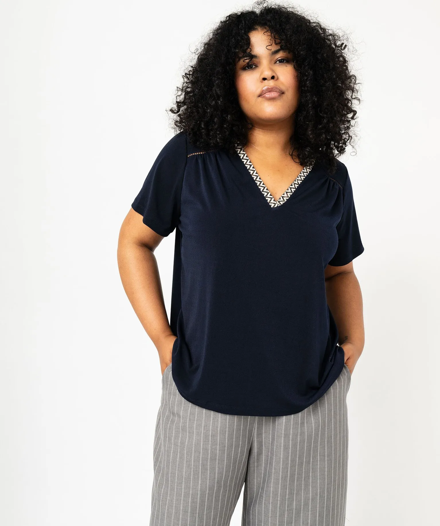 tee-shirt a manches courtes avec col v brode femme grande taille bleu t-shirts col v