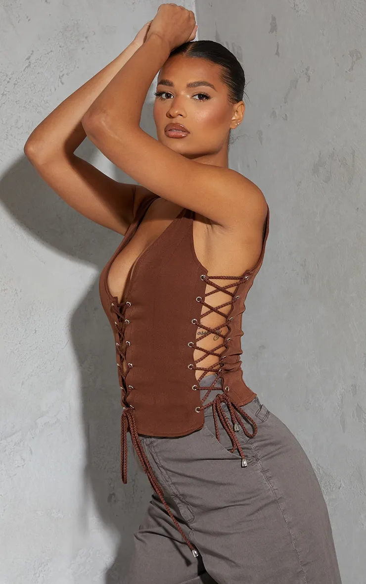 Top tissé chocolat sans manches à lacets et décolleté